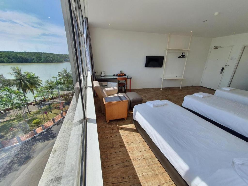 Riverine Garden Hotel Chukai Exterior photo