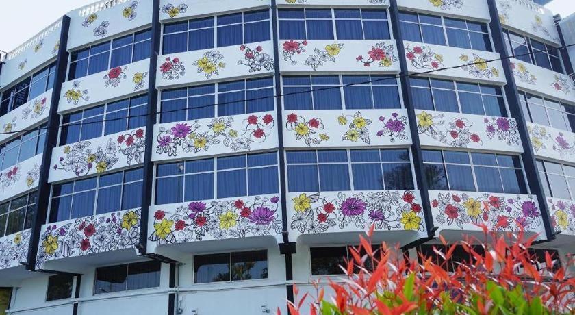 Riverine Garden Hotel Chukai Exterior photo