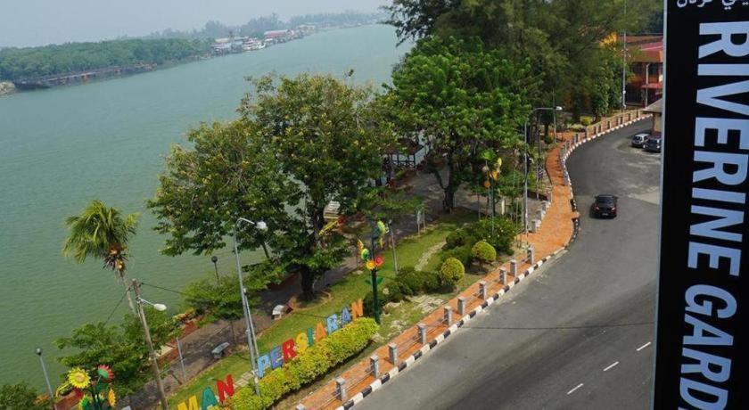 Riverine Garden Hotel Chukai Exterior photo